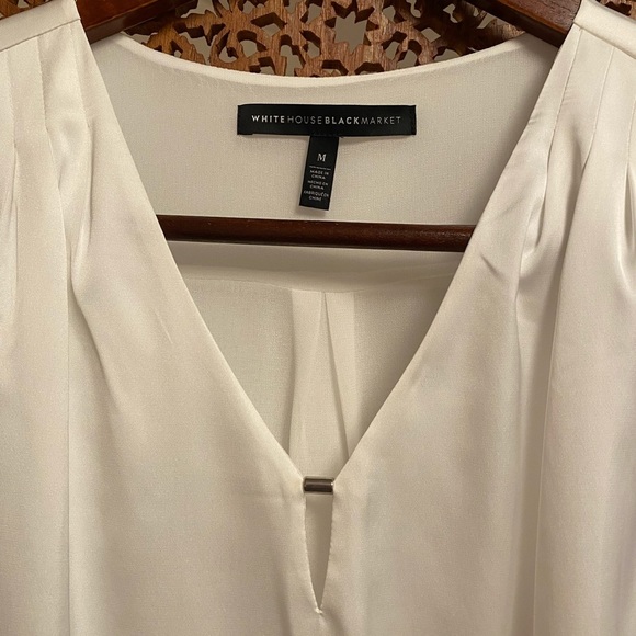 🚺 WHBM white sleeveless v-neck top - Picture 2 of 6